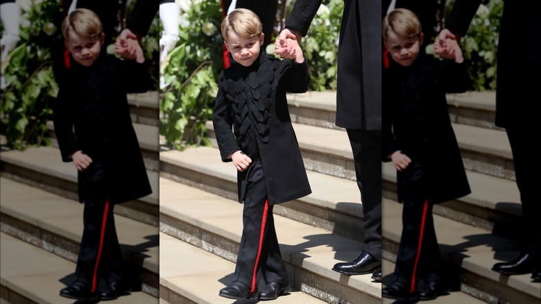 Le prince George descend les escaliers