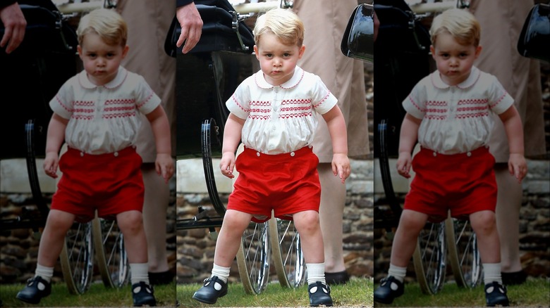 Le prince George en short rouge