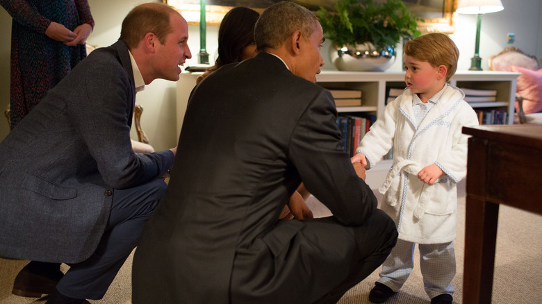 Barack Obama serre la main du prince George