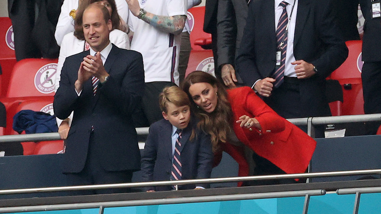 Kate Middleton se penche pour parler au prince George