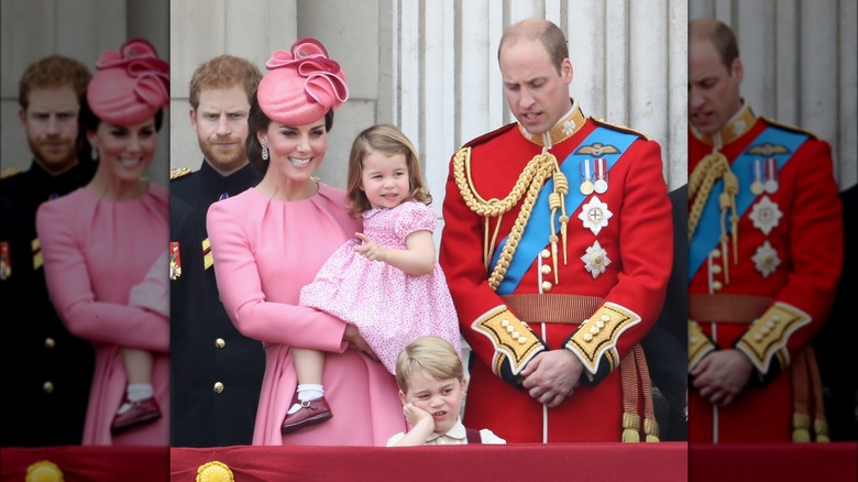 La famille Wales derrière la balustrade du balcon