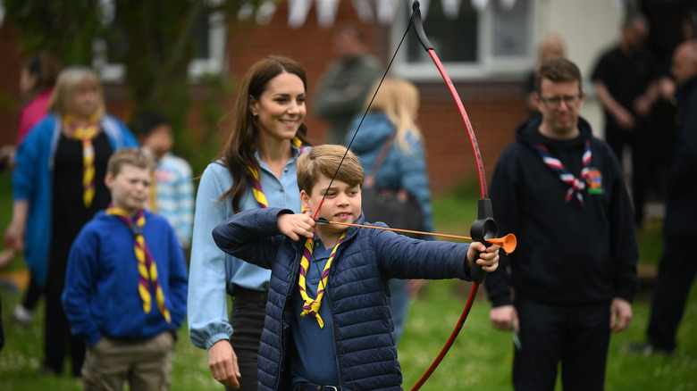 Le prince George tire une flèche