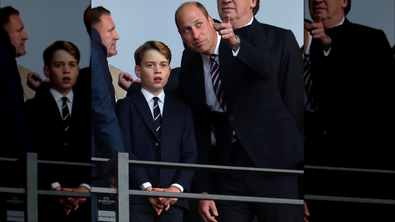 Le prince William pointant du doigt à côté du prince George