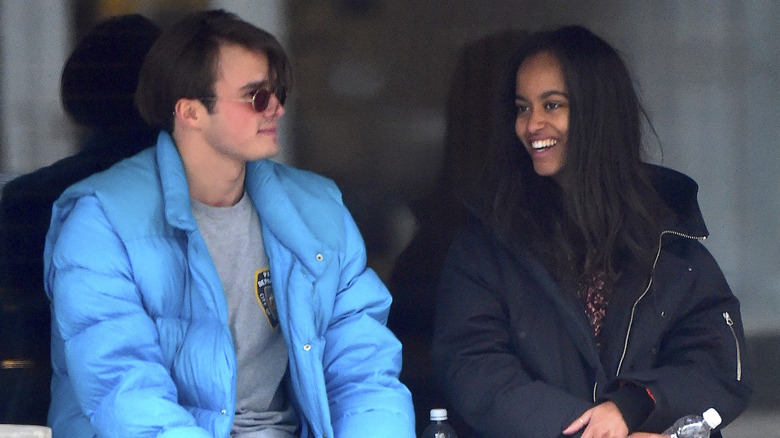 Rory Farquharson portant une veste d'hiver bleue avec Malia Obama portant une veste d'hiver noire