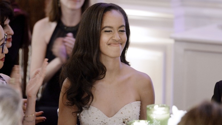 Malia Obama dans une robe bustier blanche