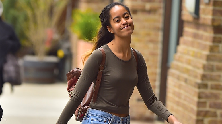 Malia Obama porte une chemise verte à manches longues et un jean