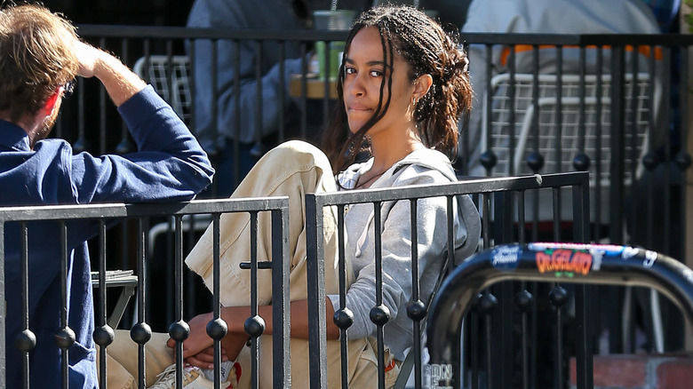 Malia Obama porte une veste bleue et une chemise à carreaux à col rayé