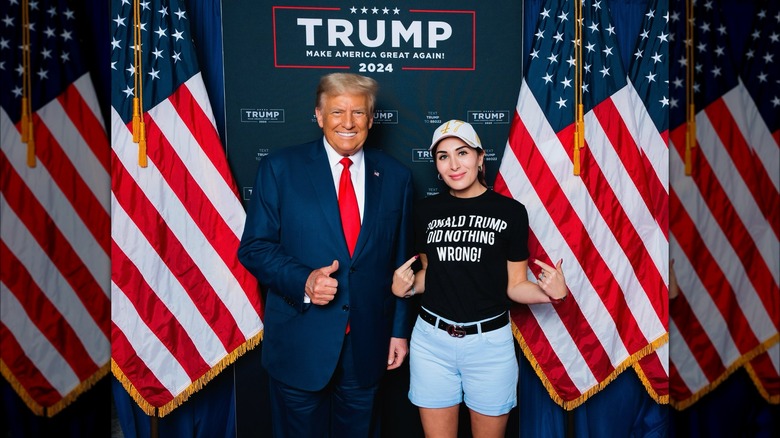 Donald Trump et Laura Loomer posent