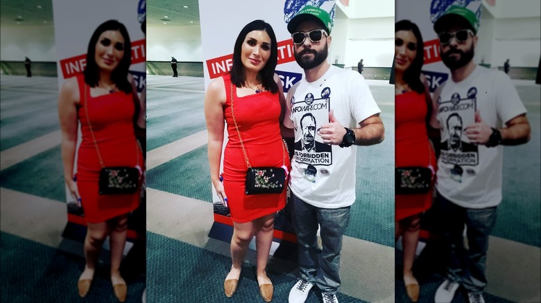 Laura Loomer porte une robe rouge