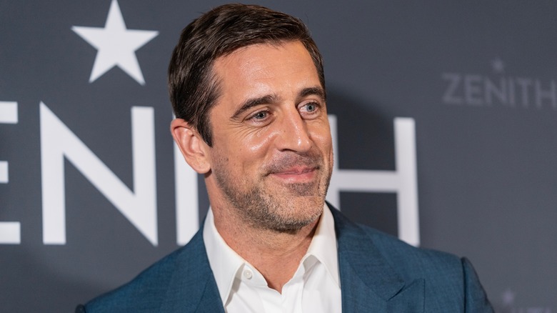 Aaron Rodgers souriant sur le tapis rouge