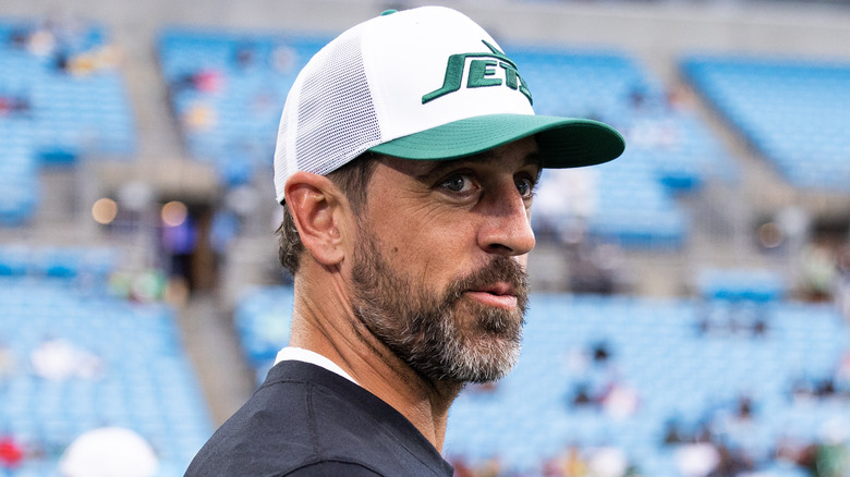 Aaron Rodgers porte une casquette des Jets dans le stade