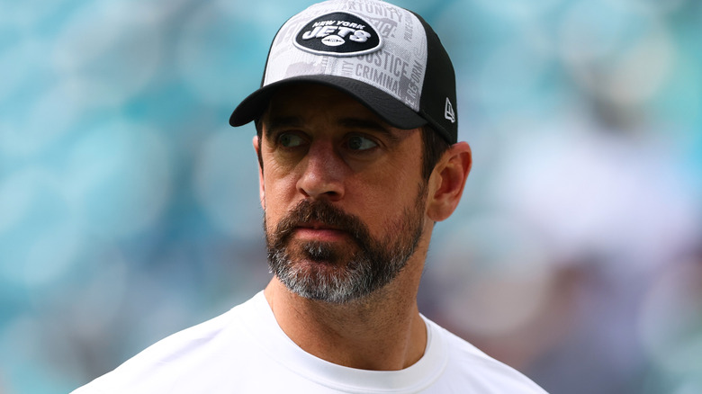 Aaron Rodgers portant une casquette des Jets