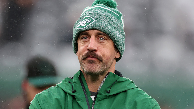 Aaron Rodgers porte un bonnet des Jets sur le terrain