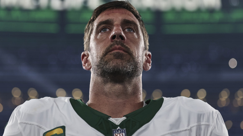 Aaron Rodgers portant un maillot sur le terrain