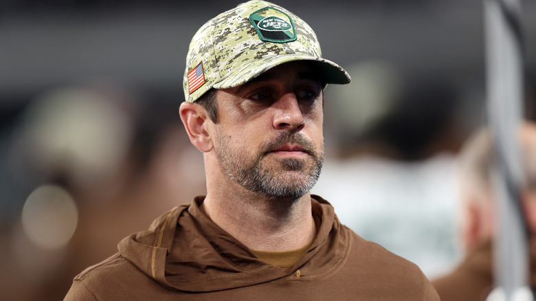 Aaron Rodgers porte des produits dérivés des Jets sur le terrain