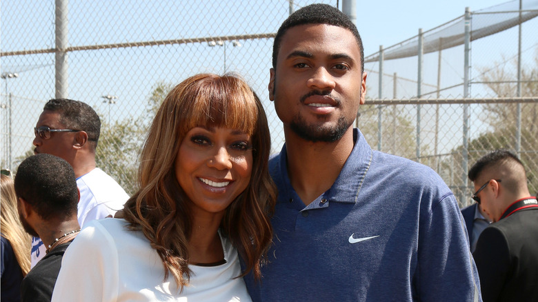 Holly Robinson Peete pose avec RJ