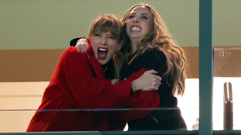 Taylor Swift et Brittany Mahomes s'embrassent