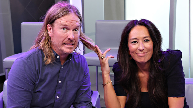 Joanna Gaines touche les cheveux de Chip Gaines