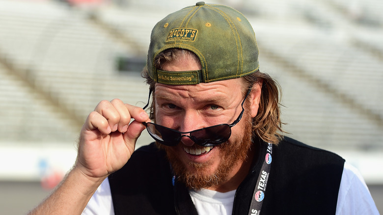 Chip Gaines abaisse ses lunettes de soleil