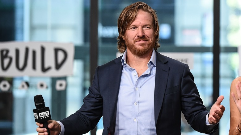 Chip Gaines avec les bras tendus