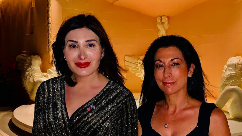 Robe noire Laura Loomer