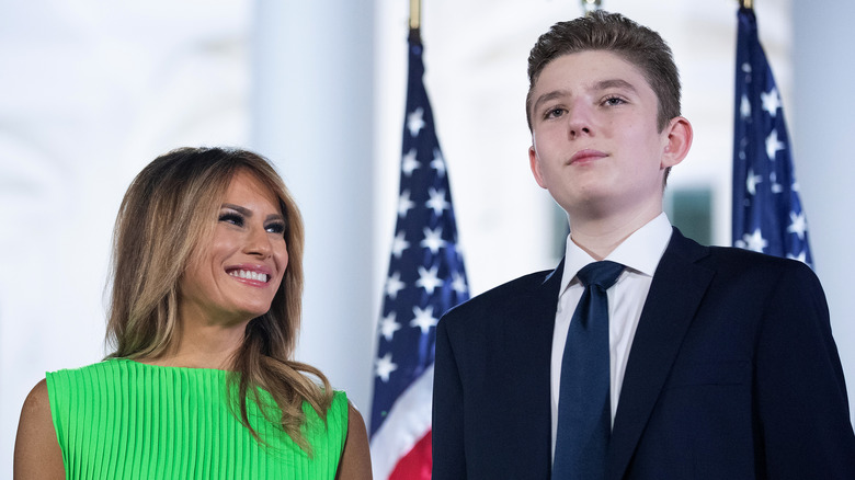 Melania Trump sourit à Barron