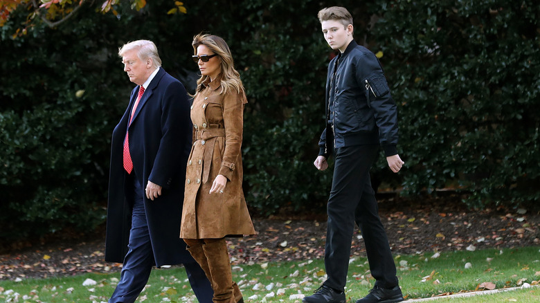 Barron Trump marche derrière Melania et Donald