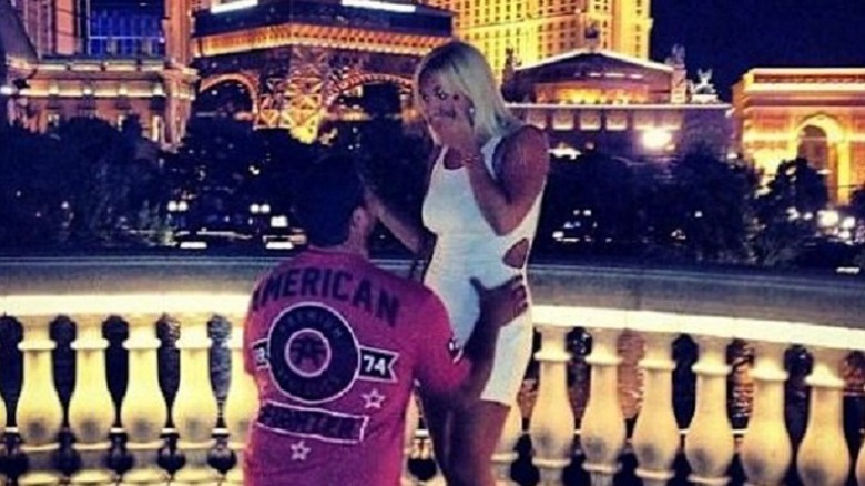 Phil Costa demande Brooke Hogan en mariage