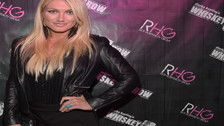 Brooke Hogan pose dans une tenue en cuir noir