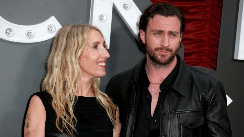 Sam et Aaron Taylor-Johnson en noir