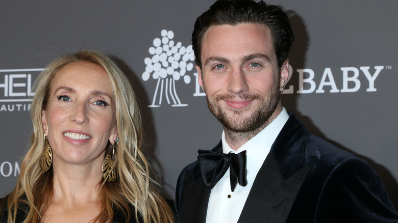 Sam et Aaron Taylor-Johnson posant