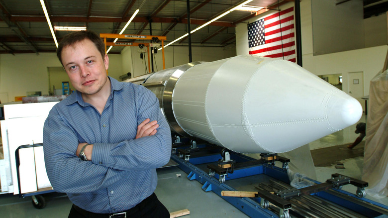 Elon Musk pose avec une fusée SpaceX