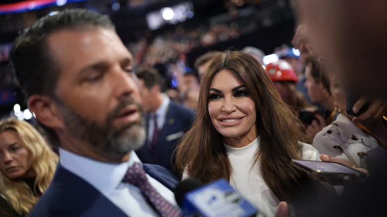 Kimberly Guilfoyle à côté de Donald Trump Jr. en train de parler