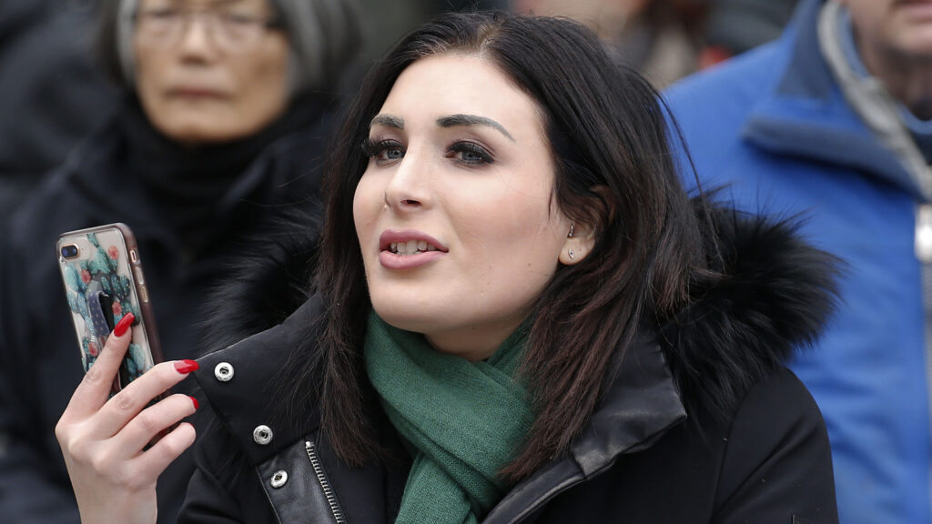 La raison pour laquelle Laura Loomer ne sort avec personne n'aidera pas les rumeurs sur l'affaire Trump