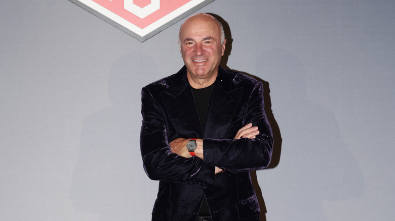 Kevin O'Leary portant un costume en velours