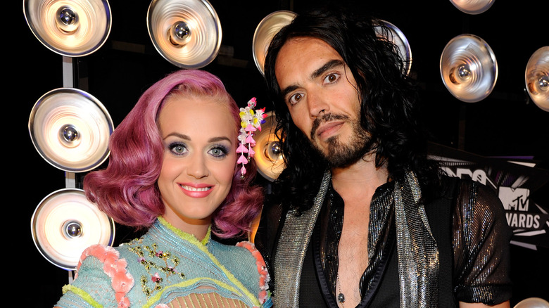 Katy Perry et Russell Brand souriant