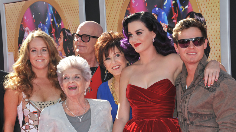 Katy Perry pose avec sa famille lors du documentaire « Part of Me »