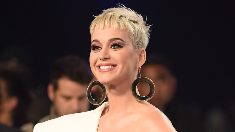 Katy Perry pose aux MTV Music Awards en 2017