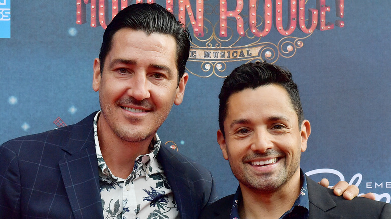 Jonathan Knight pose avec Harley Rodriguez