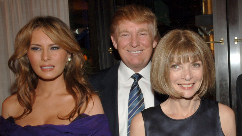 Donald Trump derrière Melania Trump et Anna Wintour