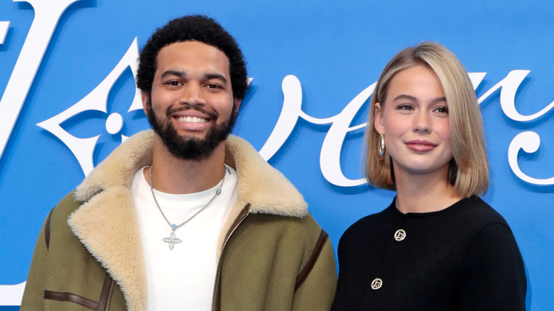 Caleb Williams et Alina Thyregod sur le tapis rouge