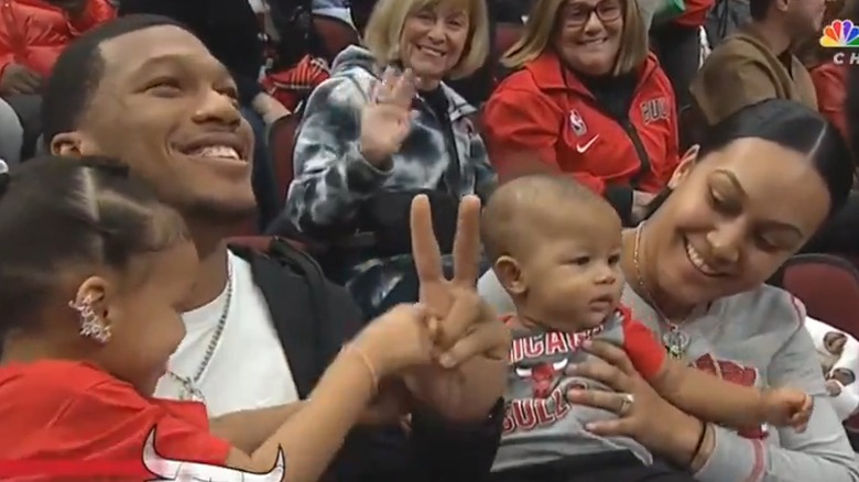 DJ Raven Moore et des enfants lors d'un match de la NBA