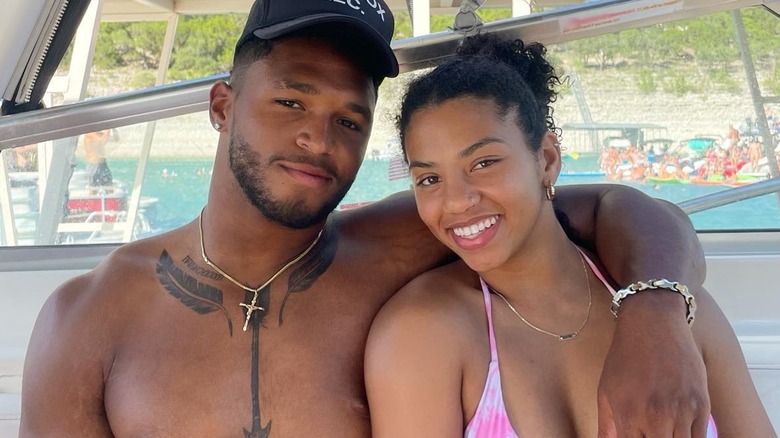 Roschon Johnson et Cyera Hintzen souriant ensemble