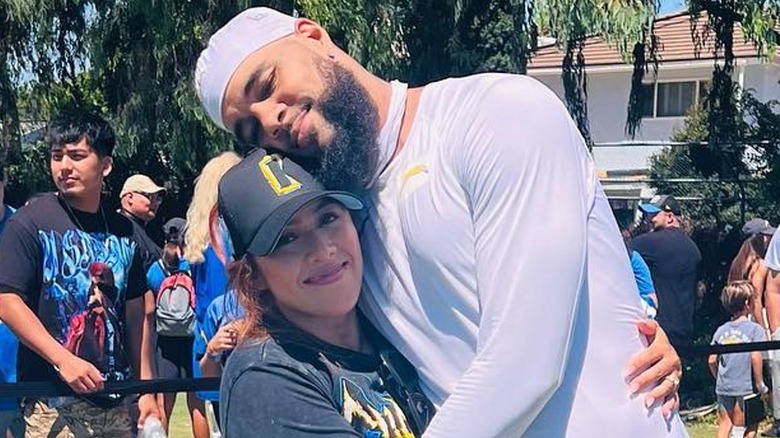 Keenan Allen embrasse Ciandra Monique en train de faire un câlin à l'extérieur