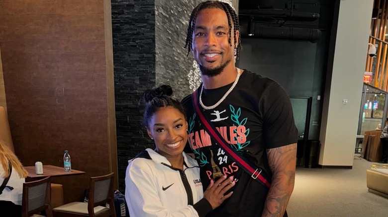 Jonathan Owens et Simone Biles posent ensemble