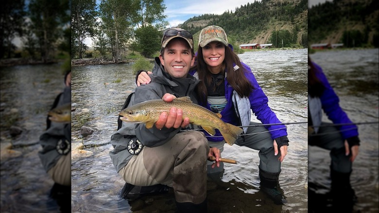 Donald Trump Jr. et Kimberly Guilfoyle posent avec des poissons