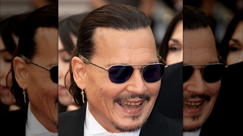 Johnny Depp souriant aux dents brunes