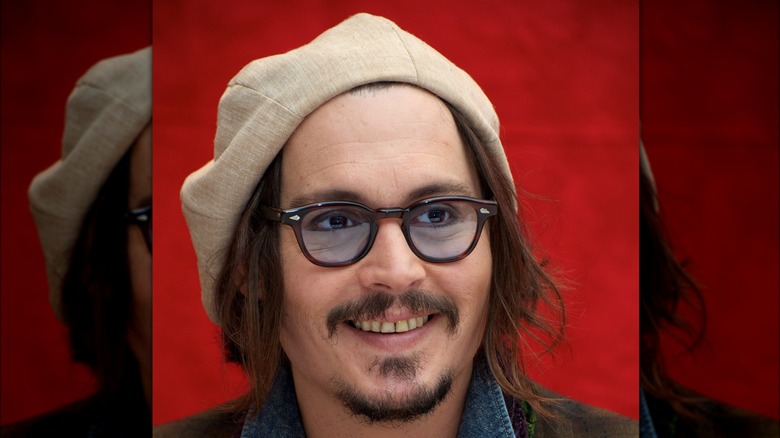 Johnny Depp souriant aux dents jaunes