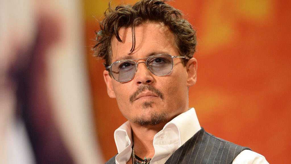 La transformation des dents de Johnny Depp fait tourner les têtes