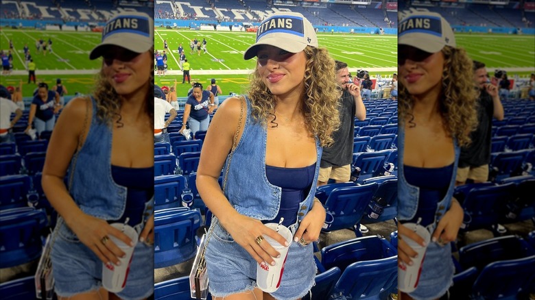 Gia Duddy en Denim pour un match des Titans